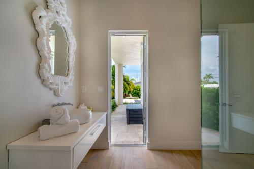 Modern Luxurious Beach Retreat-5 Br with/pool - image 5
