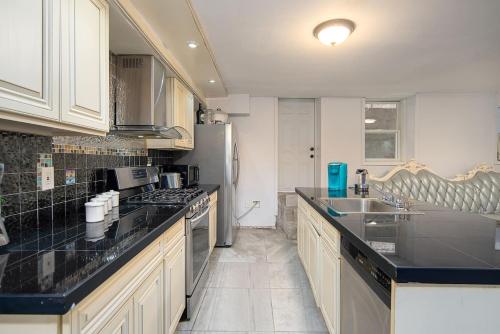 4 Bed 4bath 15Min to NYC.Parking.Balcony NYC View J-1