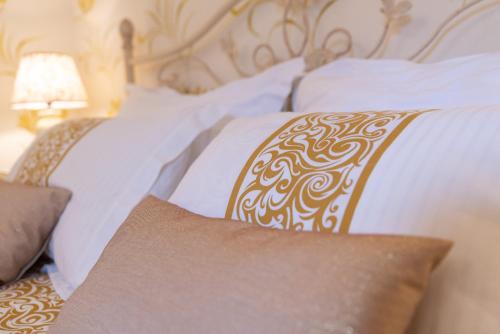 Deluxe Double Room with Balcony image 8