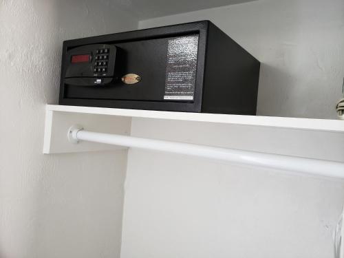 King Room with Kitchenette image 3