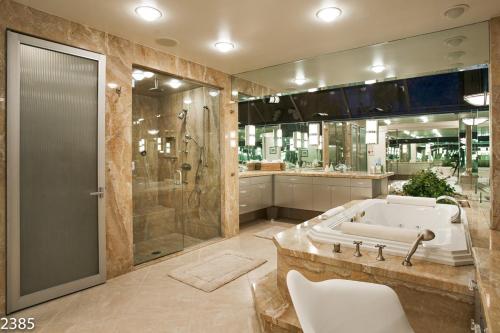 Collins Hideaway - image 2