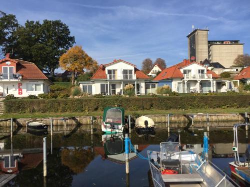 Fischerhus mit Boot,Sauna und Kamin je Seite in Hohen Viecheln