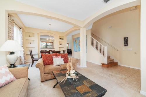 Lakefront Southfacing Regal Manor in the Exclusive Emerald Island - image 4
