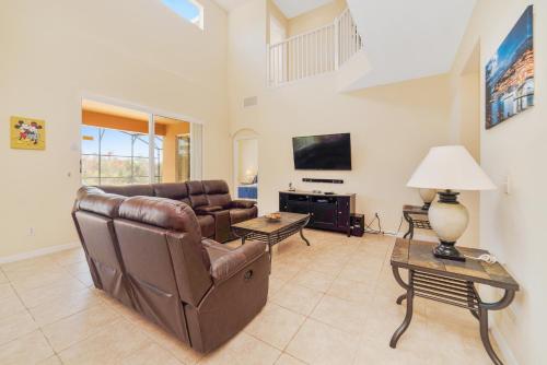 Lakefront Southfacing Regal Manor in the Exclusive Emerald Island - image 9