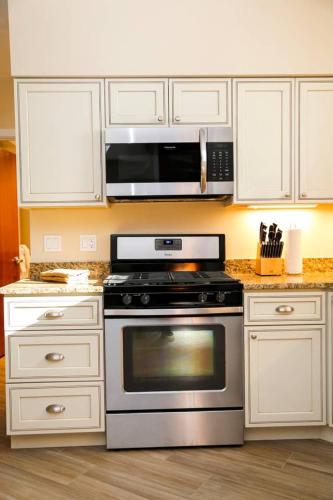 Luxury 3 Bedroom, 20 min to Boston, 15min Encore in Malden