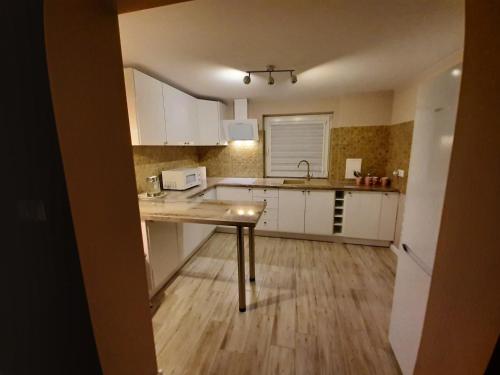 кухня, Apartamenty na przedmieściach RADZYMINA z prywatnym parkingiem i ogrodem (Apartamenty na przedmiesciach RADZYMINA z prywatnym parkingiem i ogrodem) in Радзимін