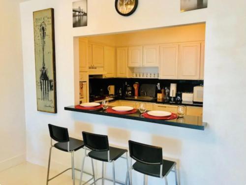 Sunny Isles Condo Resort 14th floor Intracoastal view!! in Miami Beach, USA