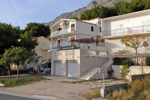 Apartments with a parking space Medici Omis - 7483