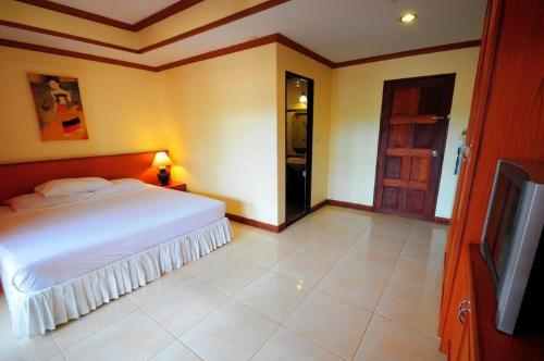 room detail thumbnail 2