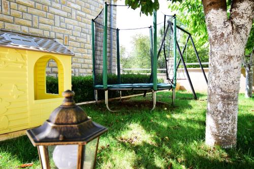 Spēļu laukums, VILLA DINJA in Gizdavac