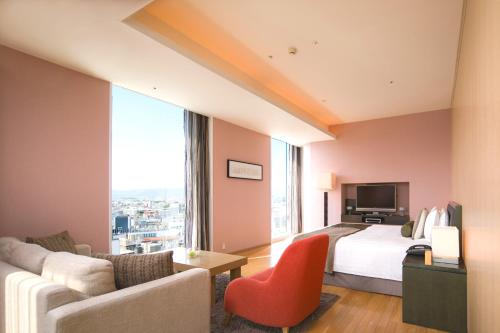 Hotel Arc Riche Toyohashi Located in Toyohashi, Hotel Arc Riche Toyohashi is a perfect starting point from which to explore Aichi. The property features a wide range of facilities to make your stay a pleasant experience. Servi