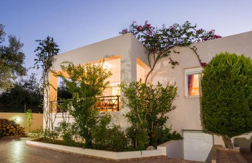  Villa Bianca in 73100 Perivólia