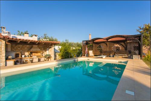 Pool villa near to airport/free car available gîte à louer Pikérmi