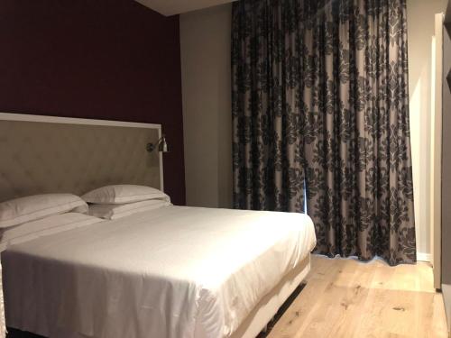 1 queen bed, 1 sofa bed