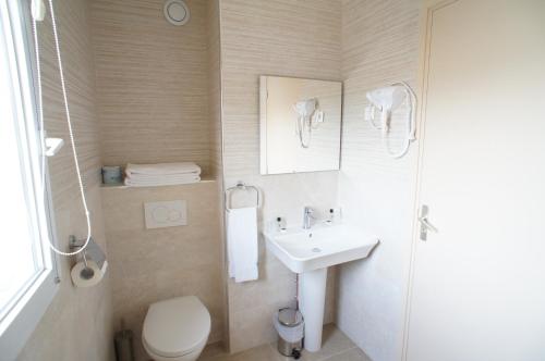 Bathroom, Hotel De France in Boulogne-Billancourt
