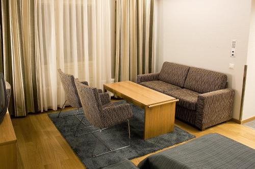 2 twin beds, 1 sofa bed