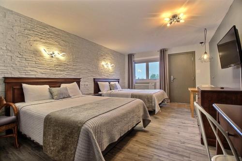 2 double beds
