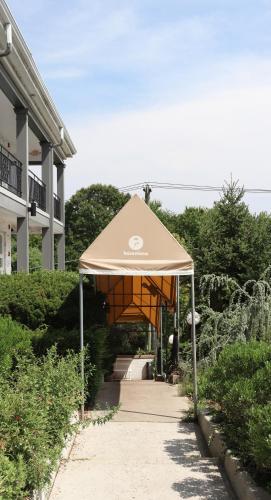 Hi-Ho: A Hi-Tech Hotel - image 25