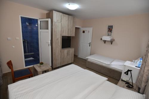 1 double bed, 1 twin bed