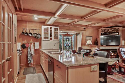 Mimi's Lodge on the Lake - image 6