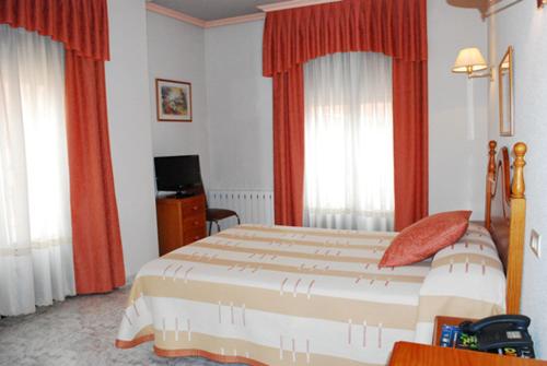 Hostal Universal Hostal Universal is conveniently located in the popular Benavente area. Featuring a complete list of amenities, guests will find their stay at the property a comfortable one. Service-minded staff will