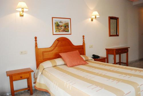 Hostal Universal Hostal Universal is conveniently located in the popular Benavente area. Featuring a complete list of amenities, guests will find their stay at the property a comfortable one. Service-minded staff will