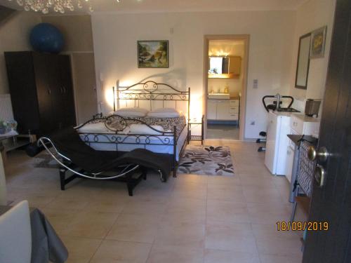  Zisis & Alla Place, Ferienwohnung in Skála Neón Epivatón