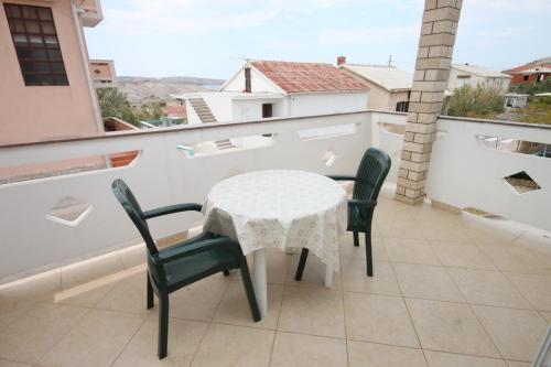 ระเบียง/ชานเรือน, Apartments and rooms with parking space Zubovici, Pag - 6357 in ซูโบวิซี