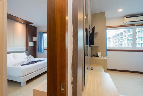 room detail thumbnail 1