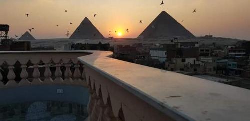 Queen Pyramids View Inn Stop at Queen Pyramids View Inn to discover the wonders of Cairo. Both business travelers and tourists can enjoy the propertys facilities and services. To be found at the property are free Wi-Fi in a