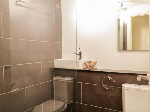 7 Riverside Gardens - image 8