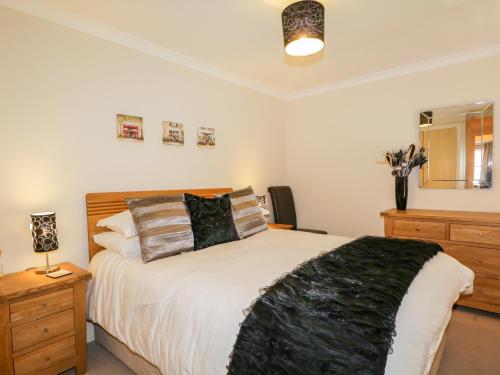 7 Riverside Gardens - image 5