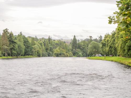 7 Riverside Gardens - image 2