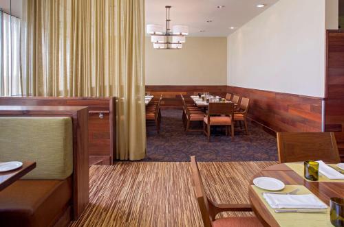220024526 Hyatt Regency Orlando International Airport Hotel