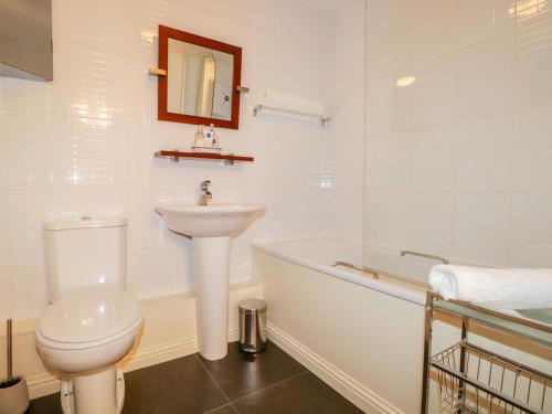 7 Riverside Gardens - image 3