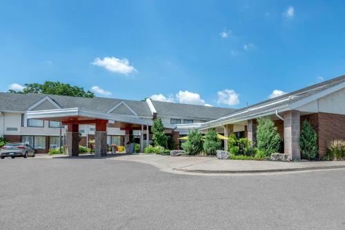 Quality Inn & Suites - Hotel - Brampton