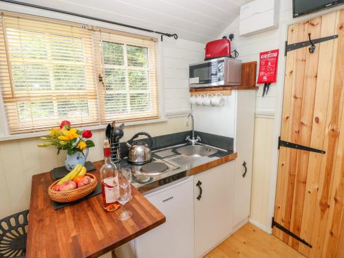 Shepherds Hut - The Crook in Rosemarket