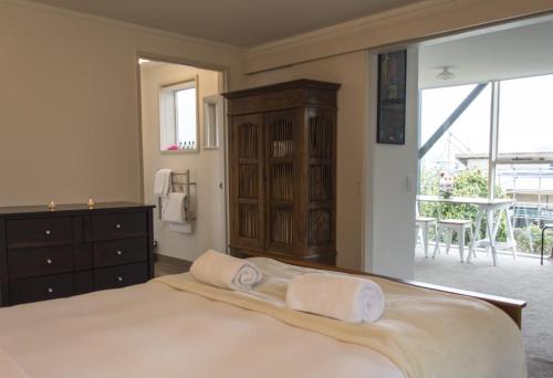 Cosy: shared spa pool and walk to town