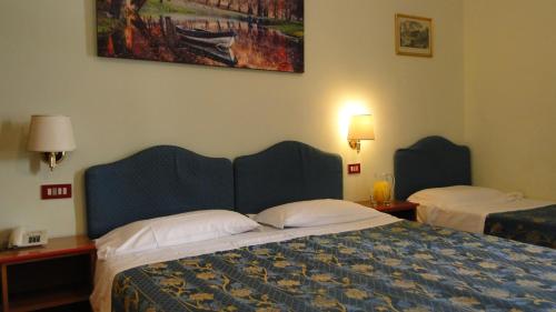 1 queen bed, 2 twin beds