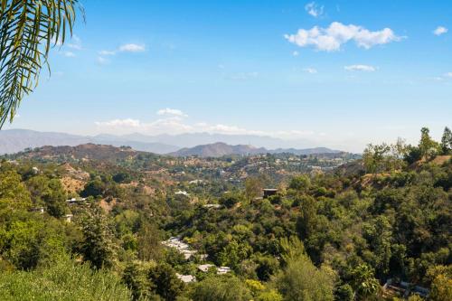 220045701 Veeve - Hilltop Retreat in the Hollywood Hills