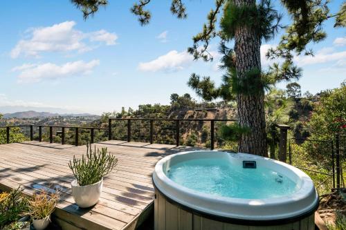220045720 Veeve - Hilltop Retreat in the Hollywood Hills