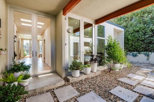 220045800 Veeve - Hilltop Retreat in the Hollywood Hills