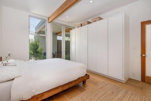 220045811 Veeve - Hilltop Retreat in the Hollywood Hills