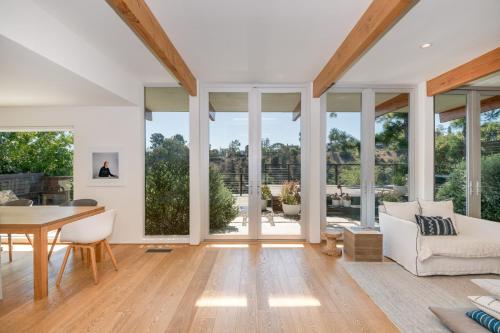 220045872 Veeve - Hilltop Retreat in the Hollywood Hills