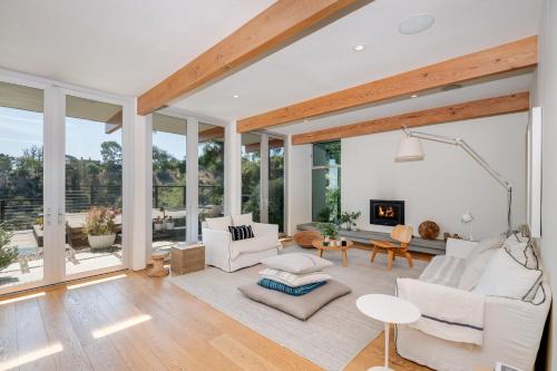 220045886 Veeve - Hilltop Retreat in the Hollywood Hills