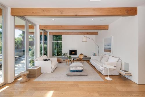 220045949 Veeve - Hilltop Retreat in the Hollywood Hills