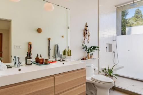 220045956 Veeve - Hilltop Retreat in the Hollywood Hills