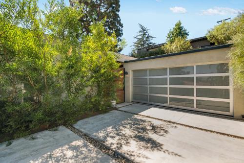 220045973 Veeve - Hilltop Retreat in the Hollywood Hills
