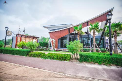 Saint Tropez Resort in Leam Sadej Beach