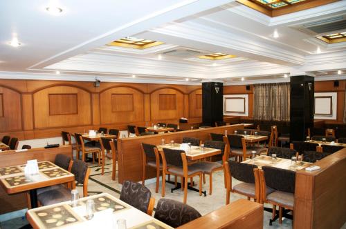 Étterem, Suvarna Suites in Kuvempu Nagara